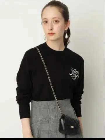 Arpege story 엠블럼 자수 니트