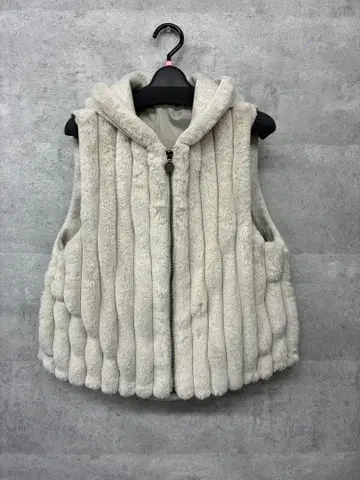 [새상품] 후드 부착 인조 모피 베스트 전체 안감 마감, 포켓 포함