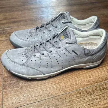 Geox 그레이 가죽 스니커즈