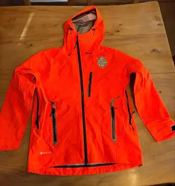 GORE-TEX 형광 오렌지 마운틴 파카