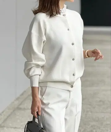 1 에마 테일러 Emma Taylor 신상 비쥬 버튼 가디건 화이트