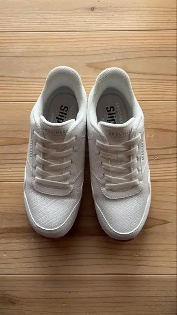 Skechers 화이트 슬립온 스니커즈