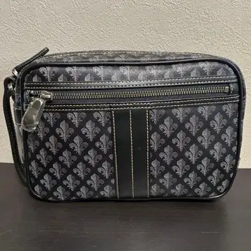 패트릭 콕스 클러치백 (블랙 계열 백합 패턴 올 패턴