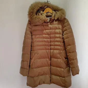 베이지 다운 자켓 퍼 달린 후드