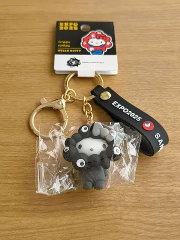 [ 헬로키티 ] 미야쿠미야쿠 x 산리오  입체 마스코트 키링 블랙