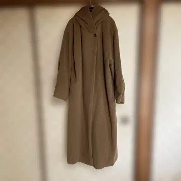 미즈이로 인드의 브라운 후드 부착 롱 코트