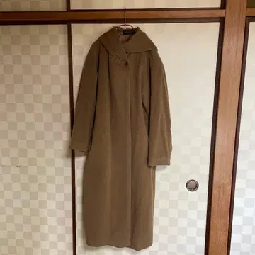미즈이로 인드의 브라운 후드 부착 롱 코트