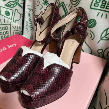 케이트 스페이드 버건디 스네이크 스킨풍 하이힐