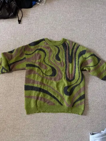 추상 무늬 크루넥 니트