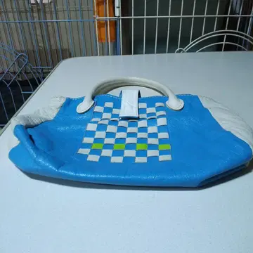 파랑과 화이트 체크 무늬 핸드백