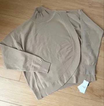 스콧 클럽 계열 베이지 하이넥 니트 스웨터 택 포함 새상품