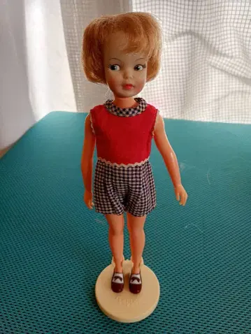 페퍼의 빨간색 탑 체크 무늬 오버롤 잡화