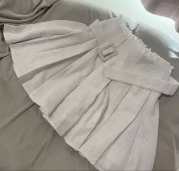 evelyn 화이트 플리츠 스커트 벨트 포함