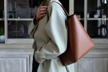 LEATHER SHOULDER BAG MADE BY AETA 오라리