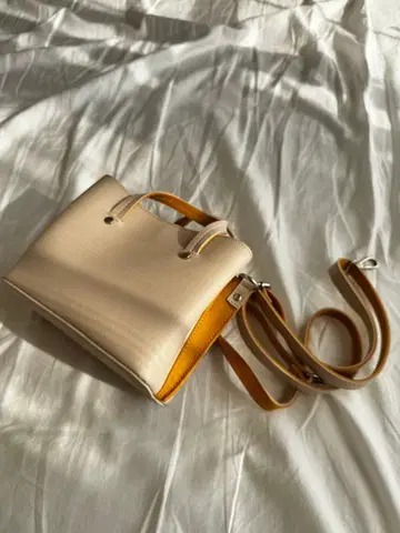 AZUL 숄더백 크림색 오렌지 컬러