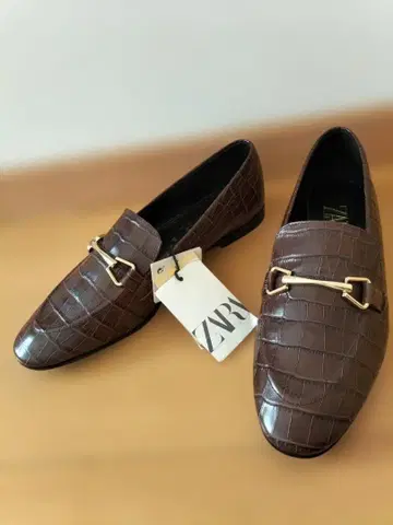 택 포함 미사용 새상품 ZARA 자라 가죽 로퍼 사이즈 37 브라운