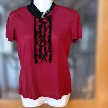 빨간색 프릴이 달린 반팔 셔츠