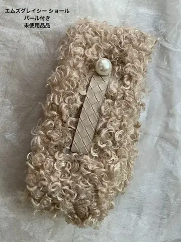 베이지 퍼 느낌 머플러 펄 장식