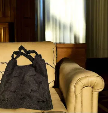 Ange Charme 블랙 글리터 숄더백 리본 장식