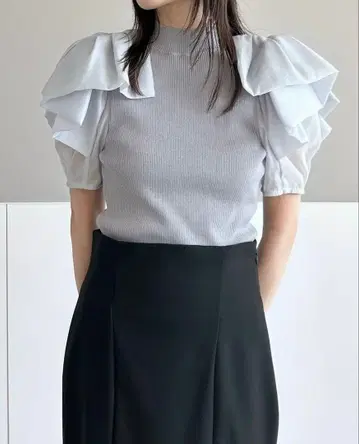 숄더 프릴 니트탑 릴리 브라운