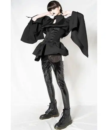 앨리스 아우아아의 자켓