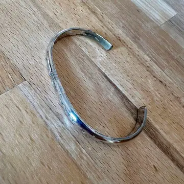 실버 조각 무늬 오픈 뱅글