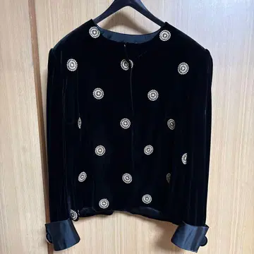 AKRIS 블랙 벨벳 노카라 자켓