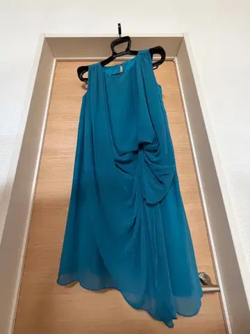 파란 드레이프 디자인의 드레스