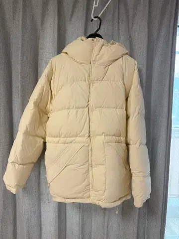 크림색 후드 부착 다운 자켓