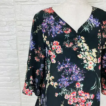 소필즈 꽃무늬 V넥 벨 슬리브 블라우스 M [ 1542-29 ]