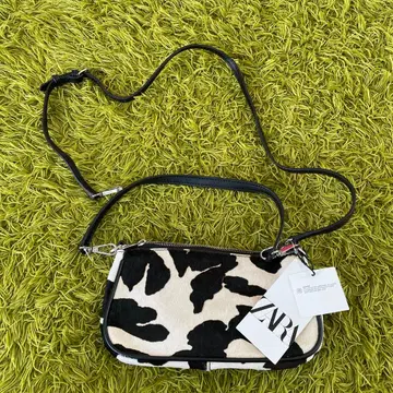 택 포함 새상품 ZARA 카우 패턴 숄더백