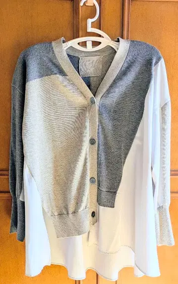 오즈모시스 그레이와 화이트의 바이컬러 가디건