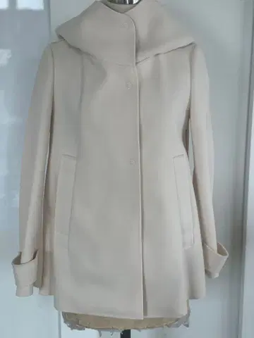 이탈리아 수입 화이트 후드 부착 코트