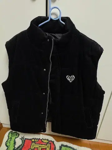 HTH 코듀로이 슬리브리스 다운 베스트