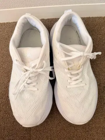 HOKA 화이트 스니커즈