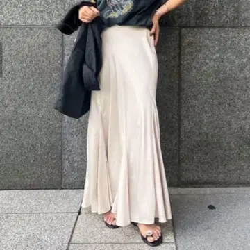 1회 착용 이에나 랜덤 플레어 머메이드 스커트 38 내추럴 새틴
