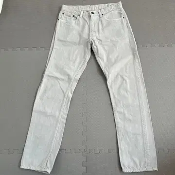 or Slow 오어슬로우 라이트 그레이 스트레이트 레그 데님