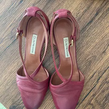 버건디 스트랩 가죽 펌프스