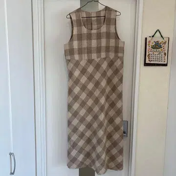 베이지 계열 체크 슬리브리스 롱 원피스