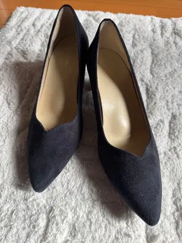 네이비 스웨이드 V컷 중간 힐 펌프스