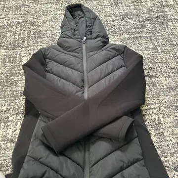 ZARA 블랙 다운 자켓 후드 부착