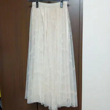 아이보리 레이스 플레어 스커트