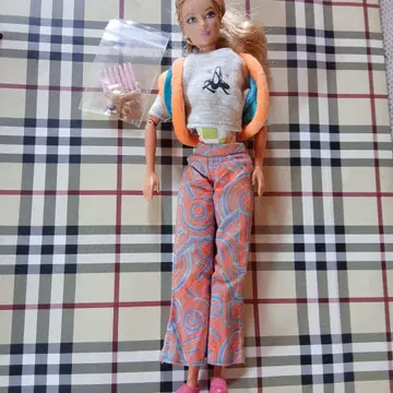 금발의 바비 인형 오렌지와 파랑 팬츠 1993년 meual사