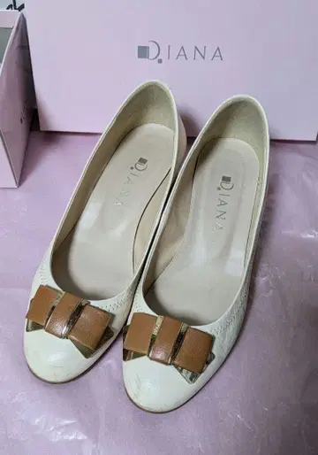 D.IANA 아이보리 펌프스 토캡
