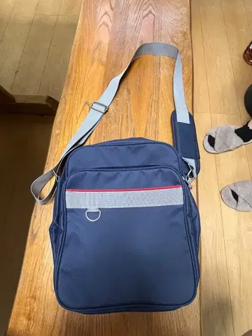 네이비 숄더백 내 포켓 부착