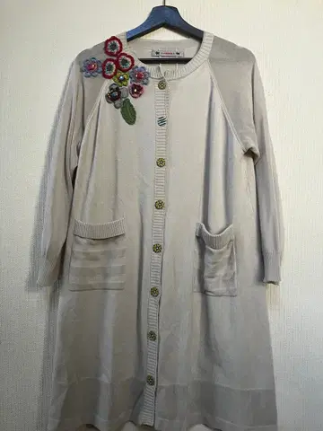 알베로베로 자수 포함 베이지 니트 가디건