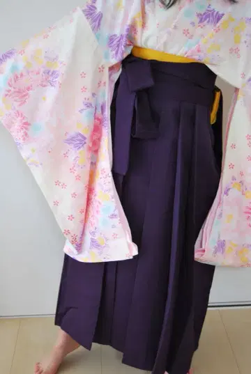 꽃무늬 보라색 하카마와 옐로우 컬러 오비 초등학생 하카마