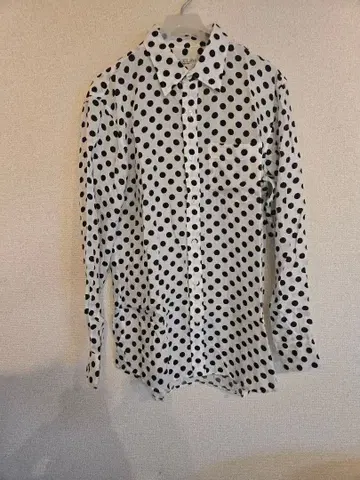 화이트 블랙 도트 무늬 긴팔 셔츠 SOE