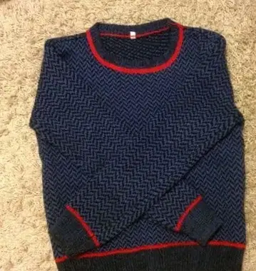 네이비와 레드 색상의 긴팔 스웨터