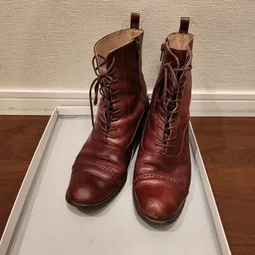 브라운 가죽 레이스업 부츠